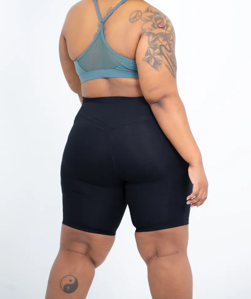Mid Thigh Pocket Short | Black