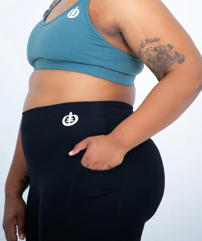 Mid Thigh Pocket Short | Black